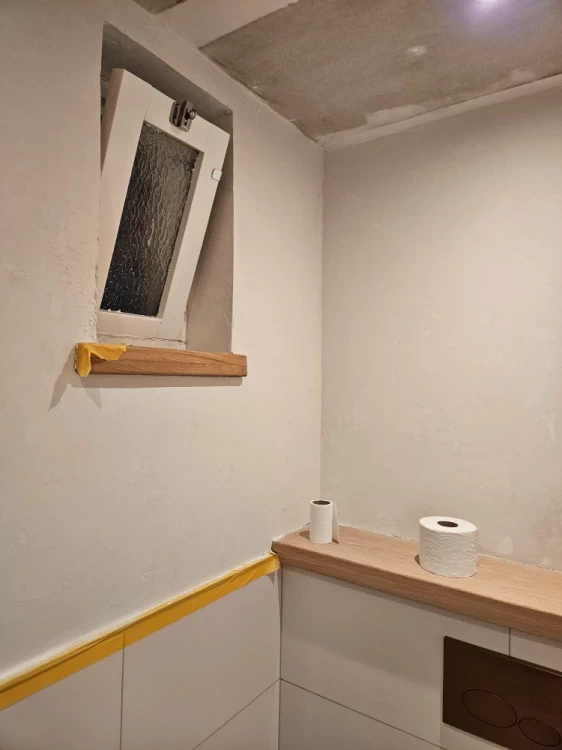 Eikenhouten afwerking voor vensterbank en inbouwreservoir